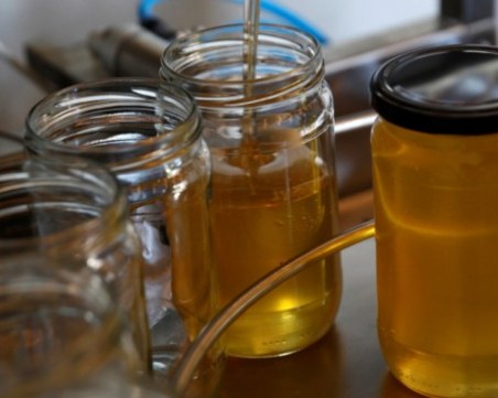 Вместо мед – ядем захарен сироп с прашец