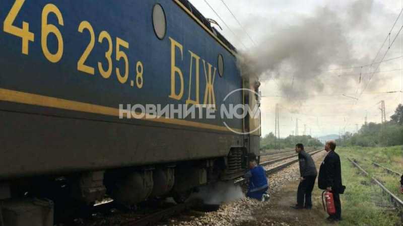 Бързият влак София- Бургас аварира, локомотивът започнал да дими