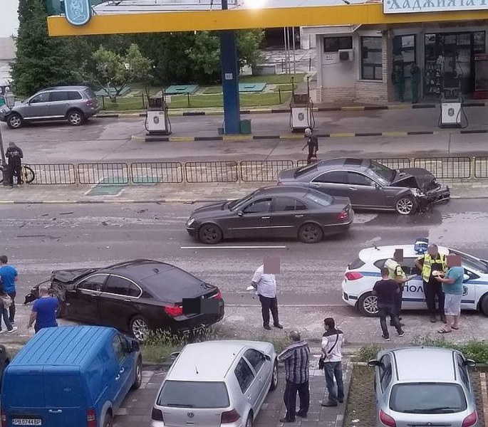 Тежка катастрофа в Кючука! Две луксозни коли се помляха СНИМКИ