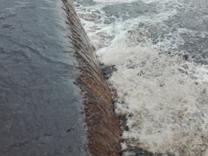 Кафява вода потече в брезовската река СНИМКИ и ВИДЕО