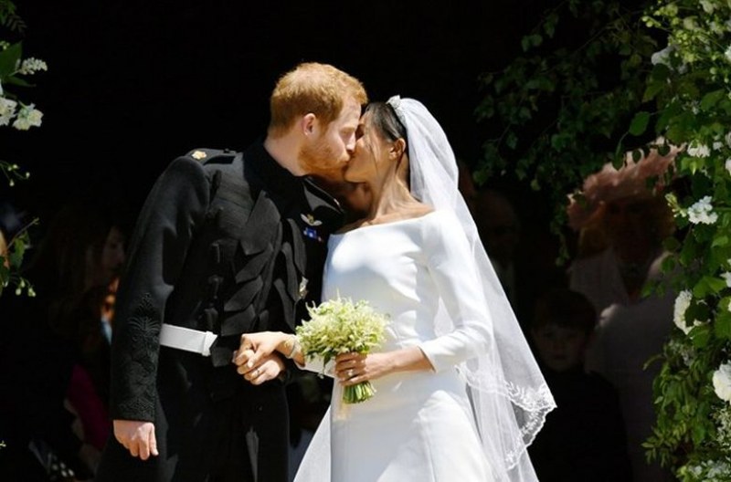 Вижте първата целувка на принц Хари и Меган СНИМКИ
