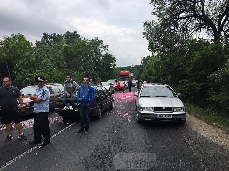Започна се! Първа блокада на основен път край Пловдив, министър тръгна към Карлово СНИМКИ+ВИДЕО