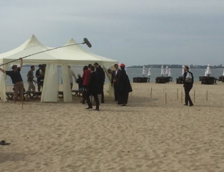 Топ бг актьори окупираха плажа в Слънчев бряг и луксозни хотели, снимат нов сериал СНИМКА