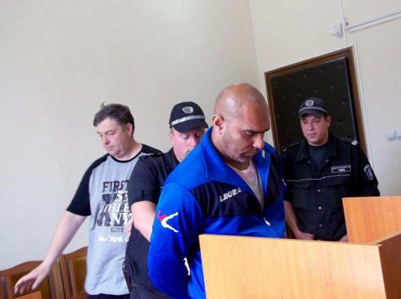 Валентин, обвинен в блудство над две ученички, остава в ареста