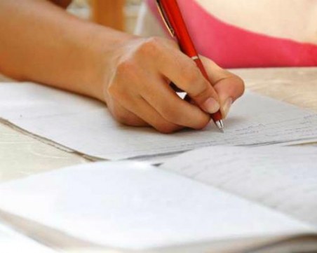 Часовникът удря в 12 - обявяват кое е изтегленото произведение на матурата по български и литература