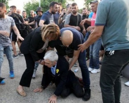 Четирима са задържани за побоя над кмета на Солун ВИДЕО