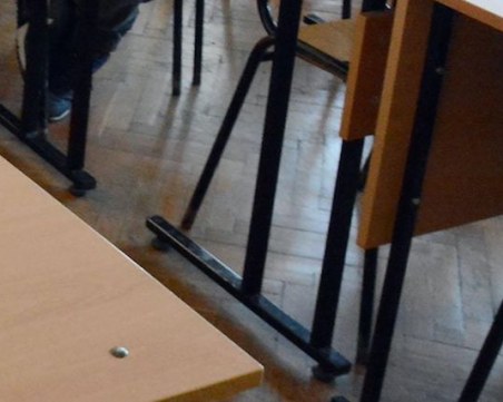 Дванадесетокласничка се подготви да препише на матурата - вижте как! СНИМКА