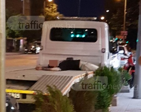 Неволи по пловдивските улици – подпийнал мъж си дремна върху... пътна помощ СНИМКА