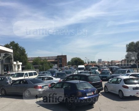 Опашки се извиха пред КАТ Пловдив! Срина се системата за регистрация на МПС