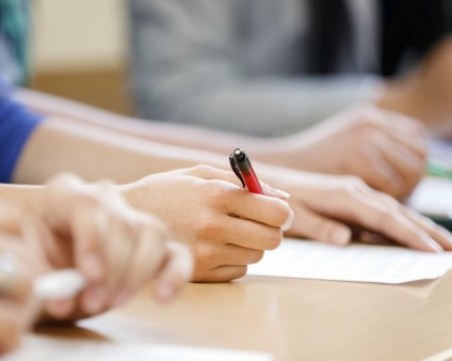 Проучване: Половината българи бъркат пълен и кратък член