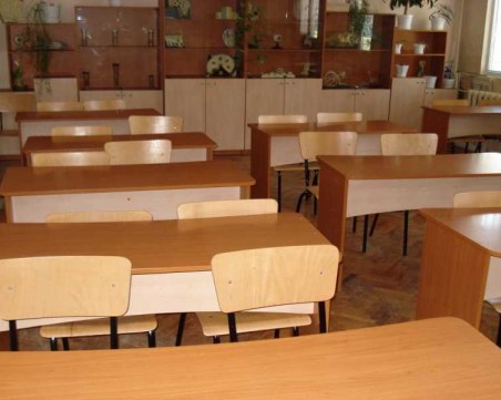 Родител нахлу в класната стая, иска да се саморазправя с учител от Първомай