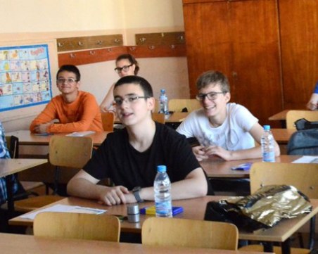 Седмокласниците работят по вариант 2! Започна и техният изпит по български