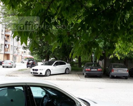 Шофьор с лъскаво БМВ със сложна маневра – успя да заеме целия тротоар СНИМКА