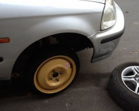 Внимавайте! Обраха шофьор, докато сменя спукана гума на Е-79