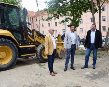 Започна изграждането на паркинг с 55 места на “Капитан Райчо“ СНИМКИ