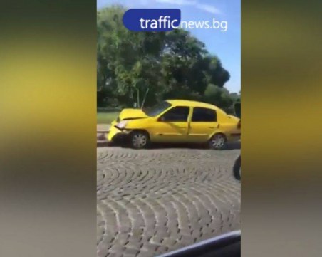 Автомобил се натресе в стълб до Водната палата СНИМКИ И ВИДЕО