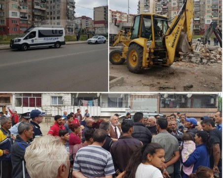 Багери, полиция и стълпотворение на хора в Столипиново! Бутат наред незаконни постройки ВИДЕО и СНИМКИ