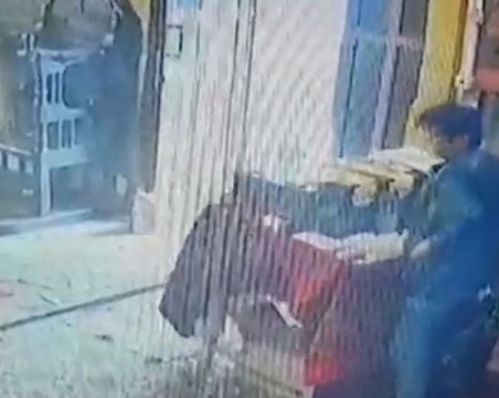 Грозно! Възрастна жена открадна даренията от храма в приюта в Нови хан ВИДЕО