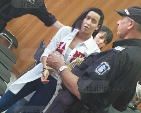 Неочакван обрат! Връщат Габриела в ареста, изведоха я с белезници от залата ВИДЕО