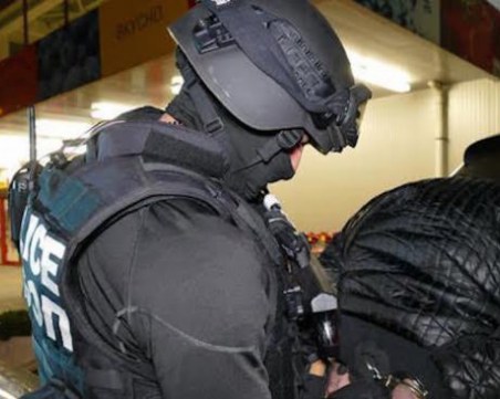 Полицаи и прокурори нахлуха в КАТ-Благоевград! Има задържани за корупция ВИДЕО