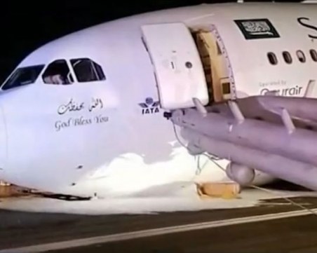 Самолет със 151 души на борда кацна “по корем“ ВИДЕО