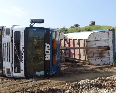 Самосвал се преобърна при разтоварване, водачът е пострадал СНИМКИ