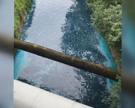 Синя вода потече в Слатинската река, институциите не знаят защо