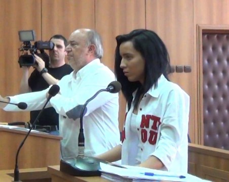 След боя в тоалетната Габриела налетяла и на друго момиче пред заведението ВИДЕО