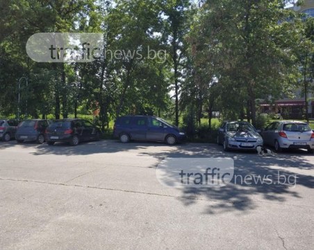 Странно паркиране 1 в 3 на Гребната база СНИМКА