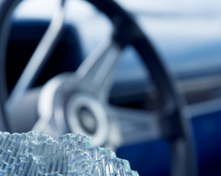 Тежка катастрофа! Кола удари два автобуса, превозващи деца