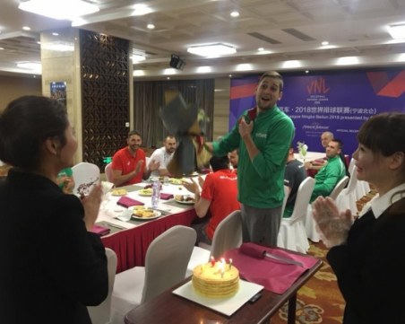 Торта и букет за ЧРД на пловдивски волейболен национал в Китай