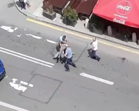 Зверско меле в центъра на София потресе столичани ВИДЕО
