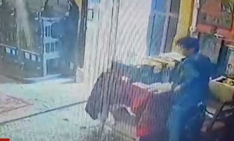 Грозно! Възрастна жена открадна даренията от храма в приюта в Нови хан ВИДЕО