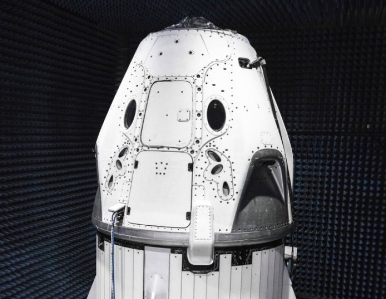 Илън Мъск показа готовия пилотиран космически кораб