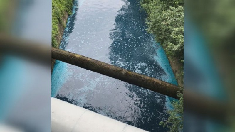 Синя вода потече в Слатинската река, институциите не знаят защо