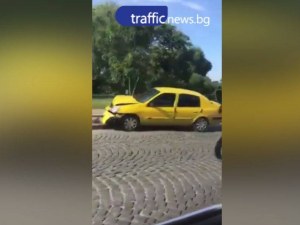 Автомобил се натресе в стълб до Водната палата СНИМКИ И ВИДЕО