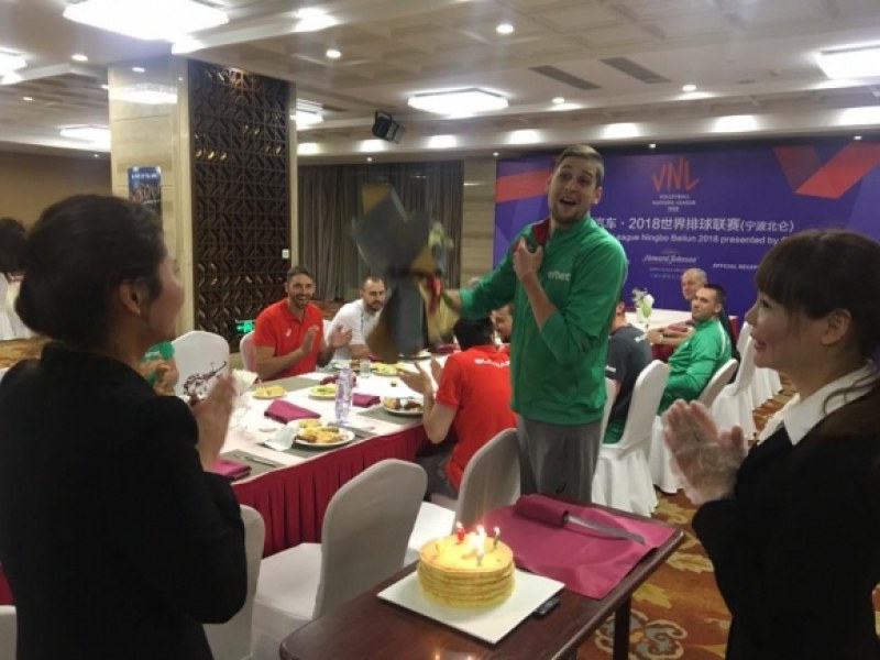 Торта и букет за ЧРД на пловдивски волейболен национал в Китай