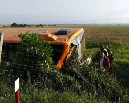 Автобус се обърна на АМ Тракия, има тежко пострадал ВИДЕО