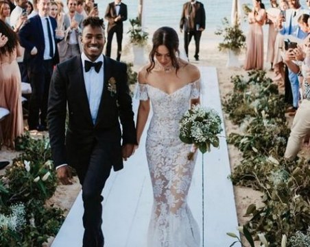 Екзотична красавица на Victoria's Secret се омъжи на плаж в Бахамите СНИМКИ