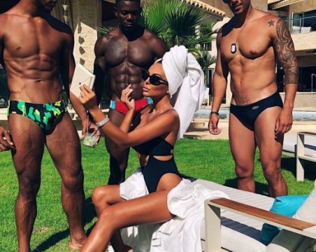 Николета показа гардовете си по бански