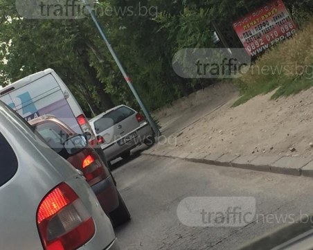 Пловдивска кола за малко да откъсне ръката на пасажер, шпорила по тротоара СНИМКА