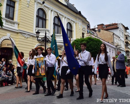 Честит 24 май! Върви, народе възродени, и пиши на кирилица!