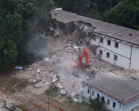 Събориха старата забавачка “Мир“, правят парк на нейно място ВИДЕО