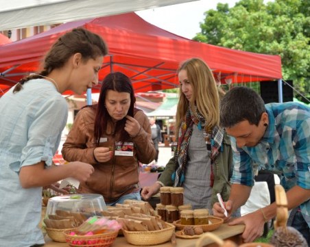Със сирене от слънчоглед, овесени бургери и веганска луканка изкушават на Фестивала на еко и биопроизводителите