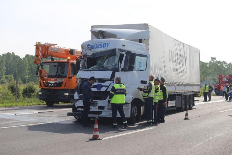 Арестуваха шофьора на камиона след мелето с автобус на магистрала Тракия СНИМКИ