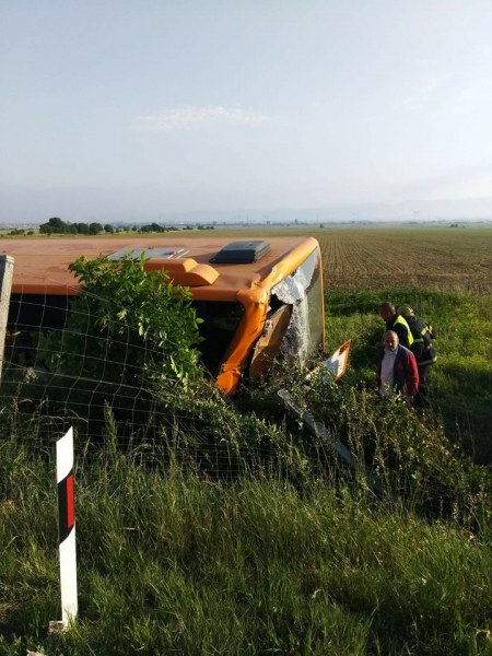 Автобус се обърна на АМ Тракия, има тежко пострадал ВИДЕО