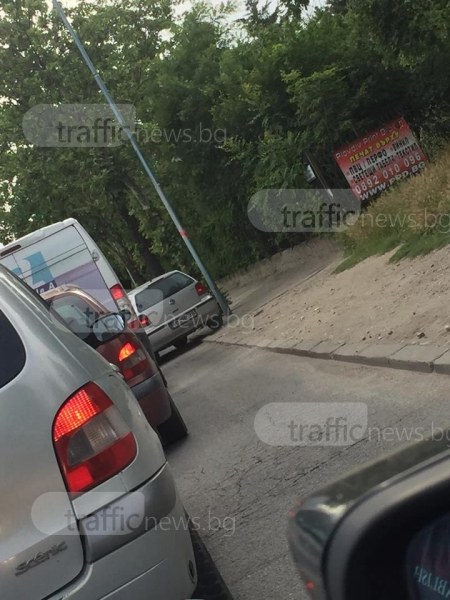 Пловдивска кола за малко да откъсне ръката на пасажер, шпорила по тротоара СНИМКА