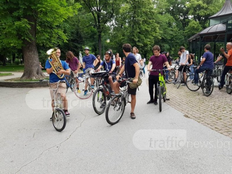 Спонтанен флашмоб организираха велосипедисти в Пловдив! Не са съгласни с кмета СНИМКИ