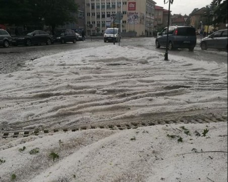 15 сантиметра ледена покривка в Панагюрище! ВИДЕО показва потопа