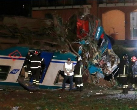 2-ма загинали и близо 20 ранени в тежка катастрофа